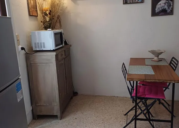Petite Maison Dans La Campagne A 10 Mn A Pied Du Centre Ville