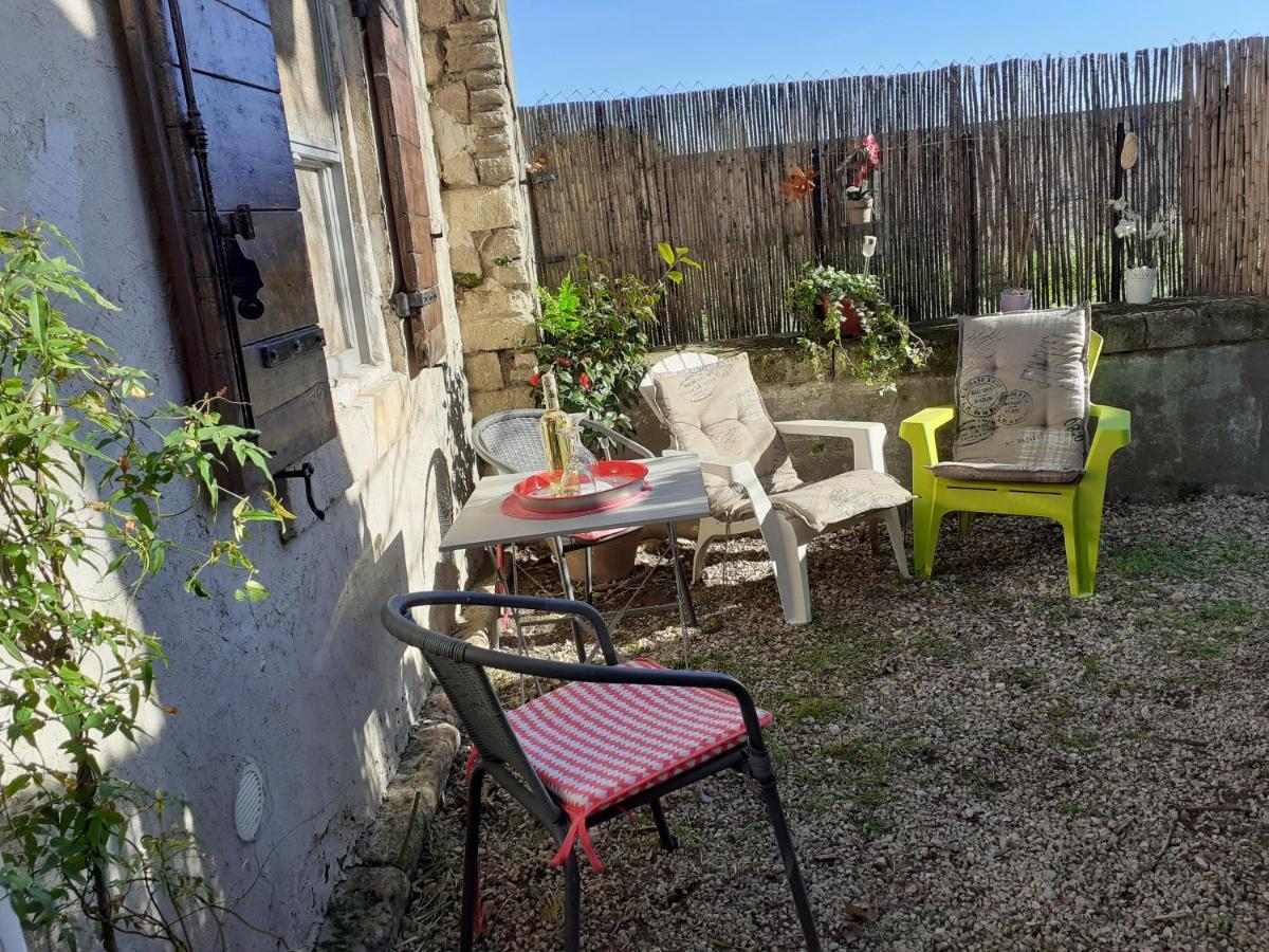 Petite Maison Dans La Campagne A 10 Mn A Pied Du Centre Arles