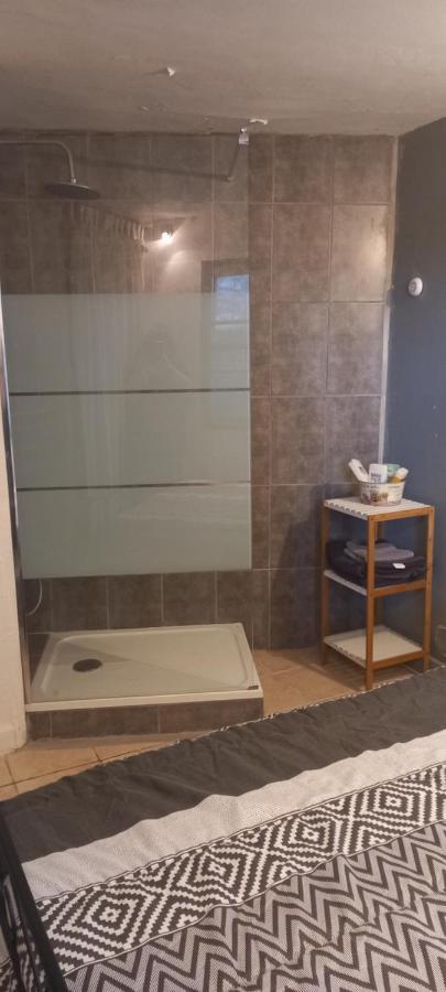 Petite Maison Dans La Campagne A 10 Mn A Pied Du Centre Arles