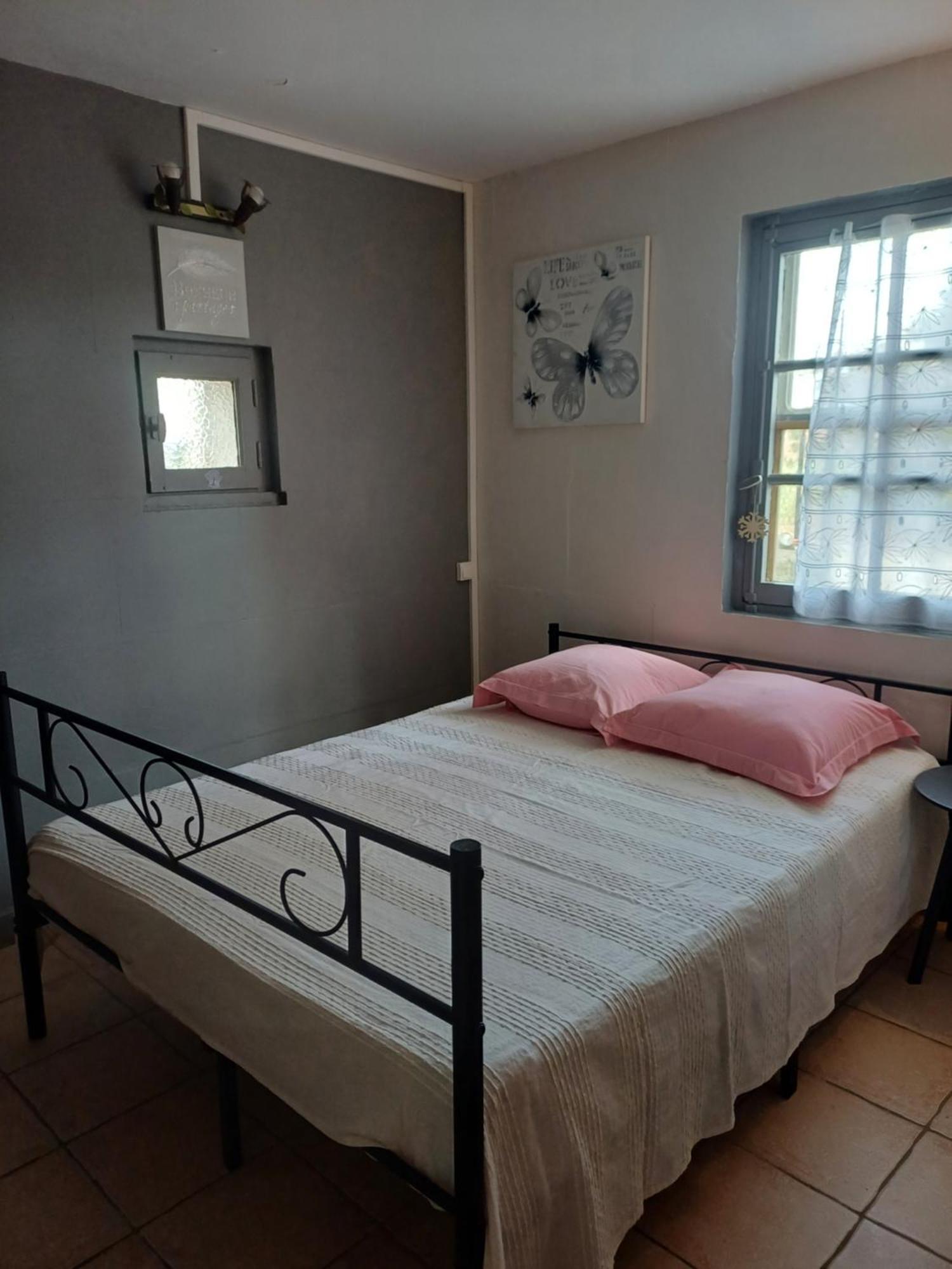 Petite Maison Dans La Campagne A 10 Mn A Pied Du Centre Holiday home Arles